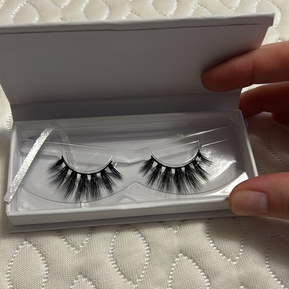 New in box - Fake Lashes Bundle - Picture 3 of 4